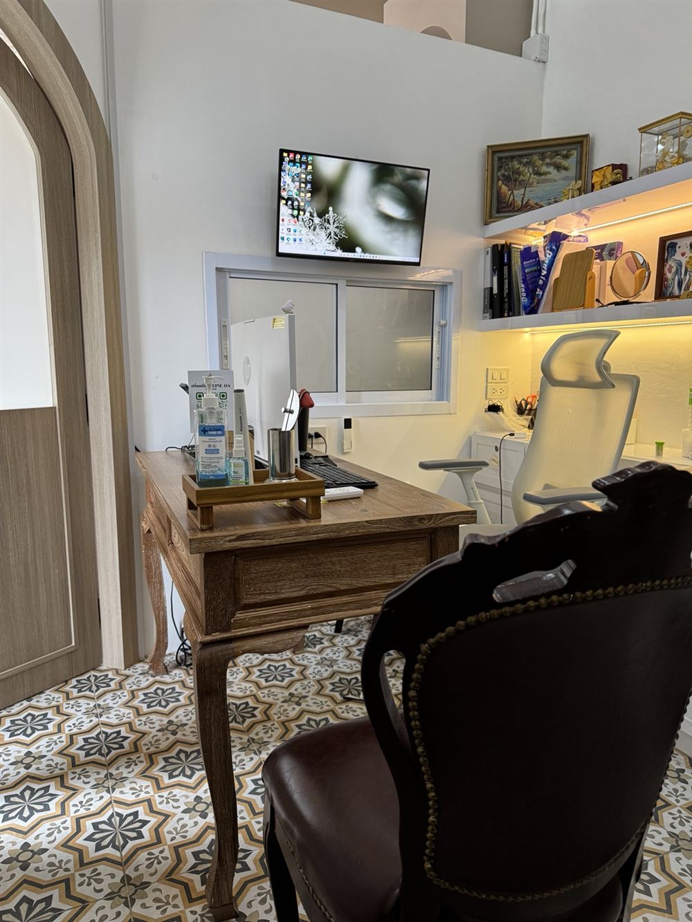 Dr. Kris Clinic consultation-room