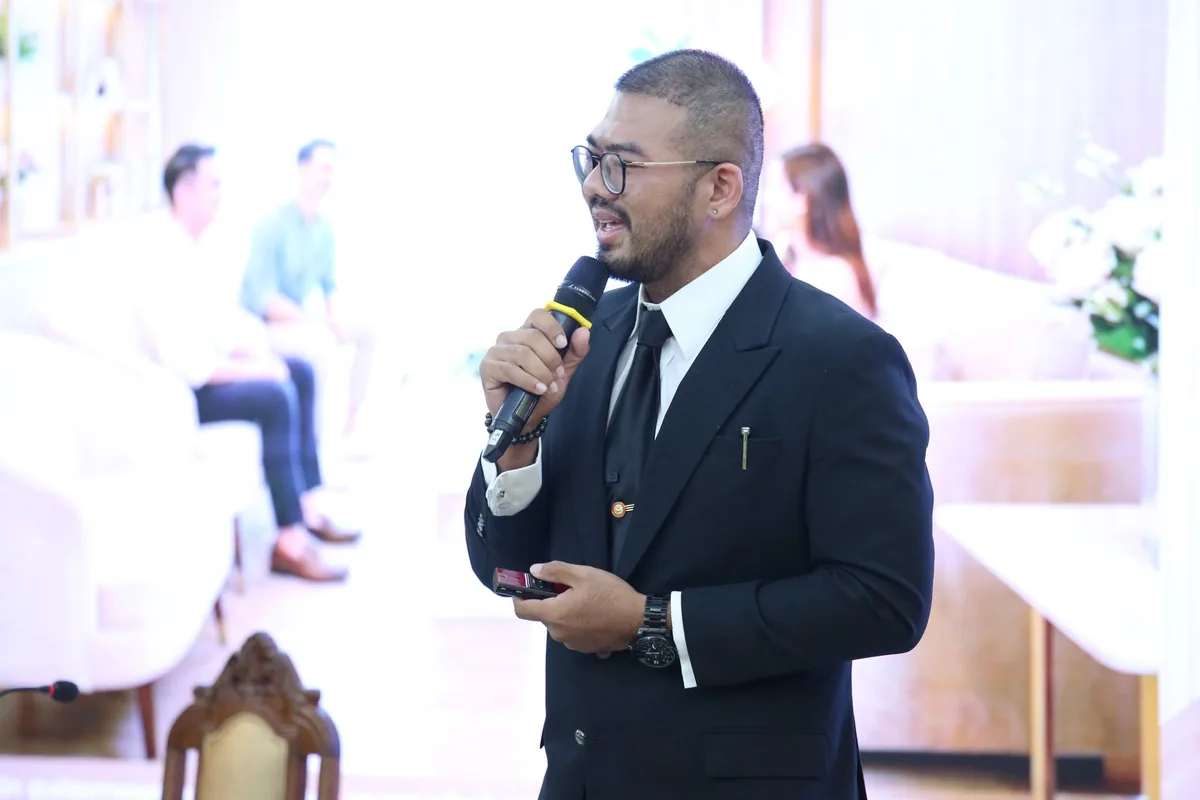 Dr. Kris during his talk