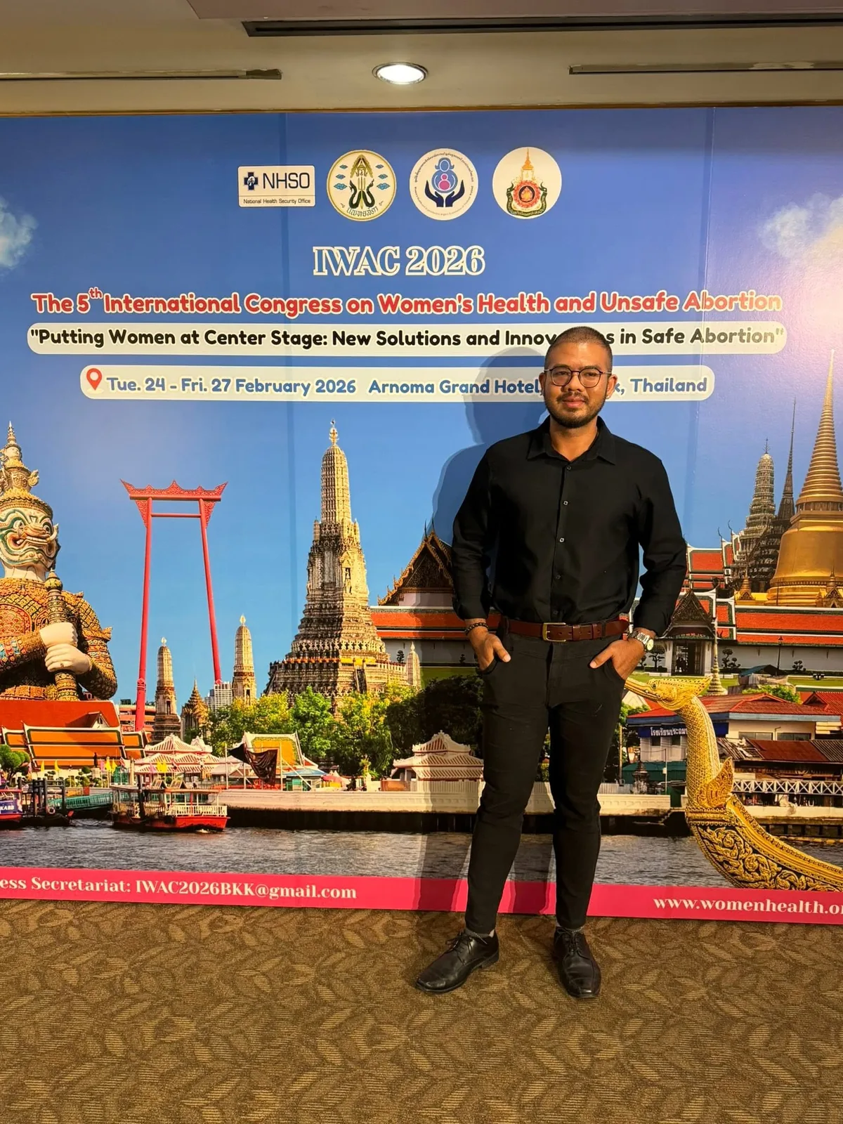 นพ.กฤดา ที่ป้ายการประชุม IWAC 2026 โรงแรมอโนมา แกรนด์